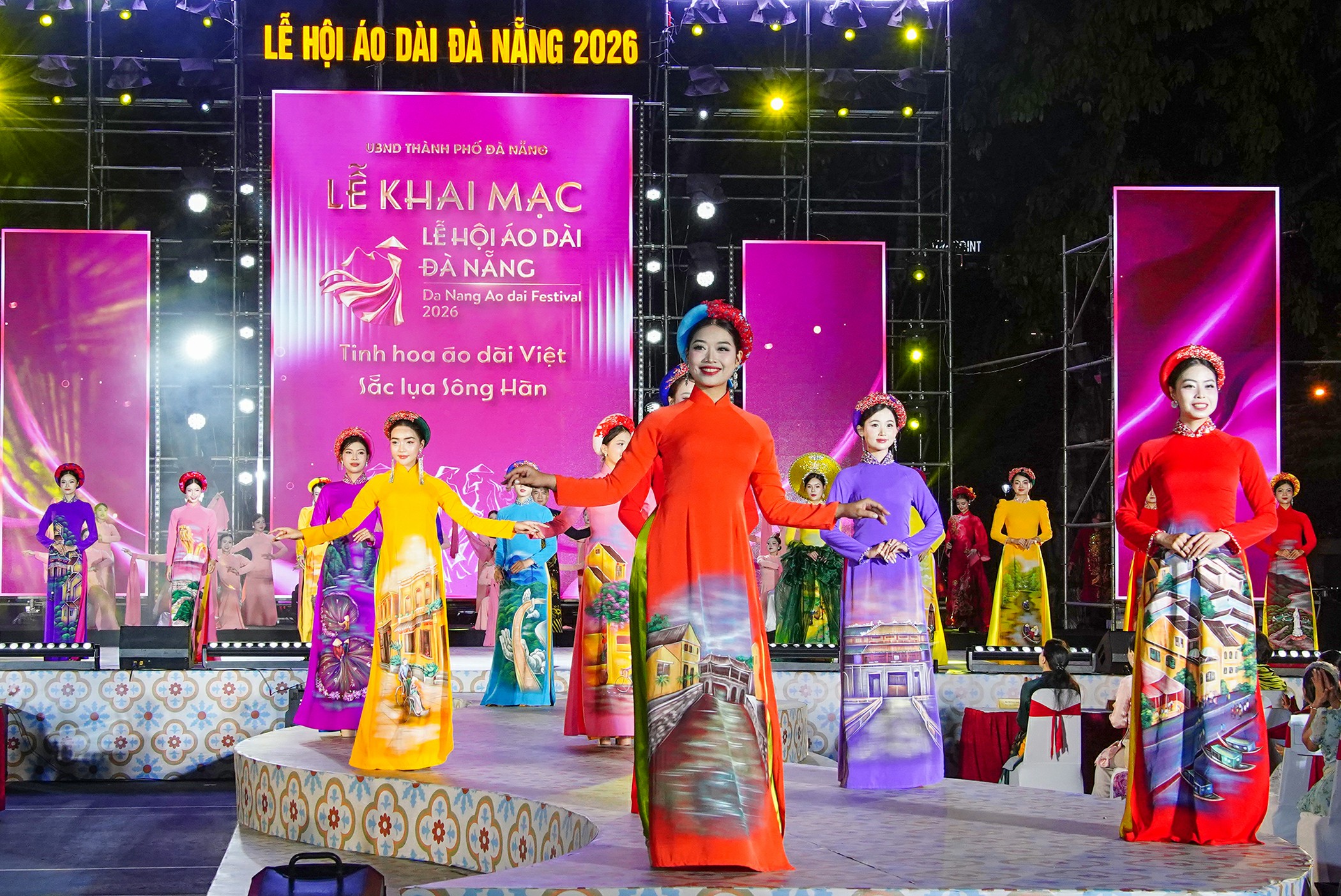 Lễ hội Áo dài là sự kiện mở đầu chính thức khai mở hàng loạt sự kiện dịp lễ 30/4-1/5. Ảnh: CTTDT TP Đà Nẵng.