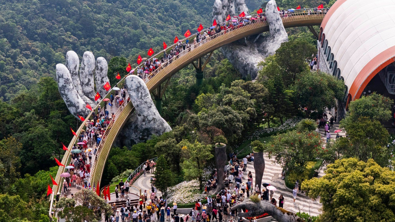 Sun World Ba Na Hills - "trụ cột" vững chắc trong hệ sinh thái của Sun Group, thỏi nam châm thu hút dòng khách khổng lồ đến Đà Nẵng. Ảnh: Ánh Dương.