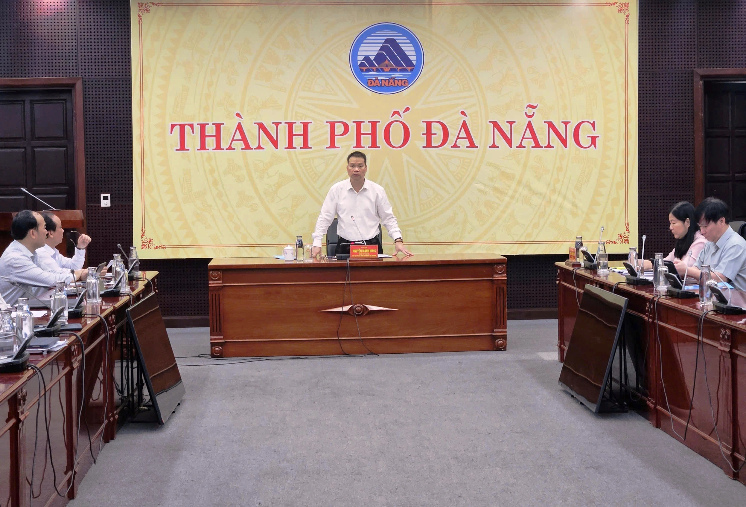 Chủ tịch UBND thành phố Đà Nẵng Nguyễn Mạnh Hùng kết luận một số tại buổi làm việc. ẢNH: MẠNH CƯỜNG