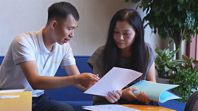 Khách hàng nhận bàn giao căn hộ tại Sun Symphony Residences. Ảnh: Cafe F.