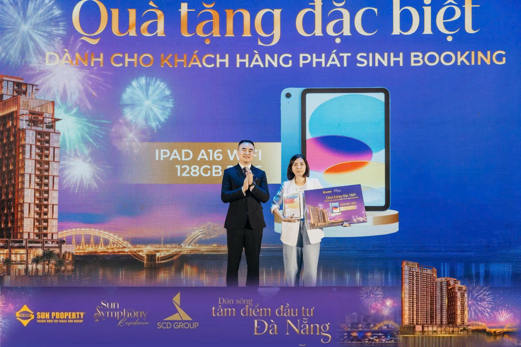 Sự kiện kết thúc với phần bóc thăm may mắn, hàng loạt phần quà giá trị đã trao đến tay các khách hàng may mắn. Ảnh: Sun Property.