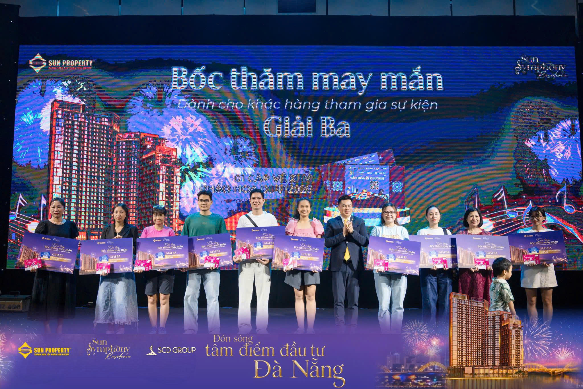 Hàng loạt phần quà đã trao tay các khách hàng may mắn ngay tại sự kiện. Ảnh: Sun Property.