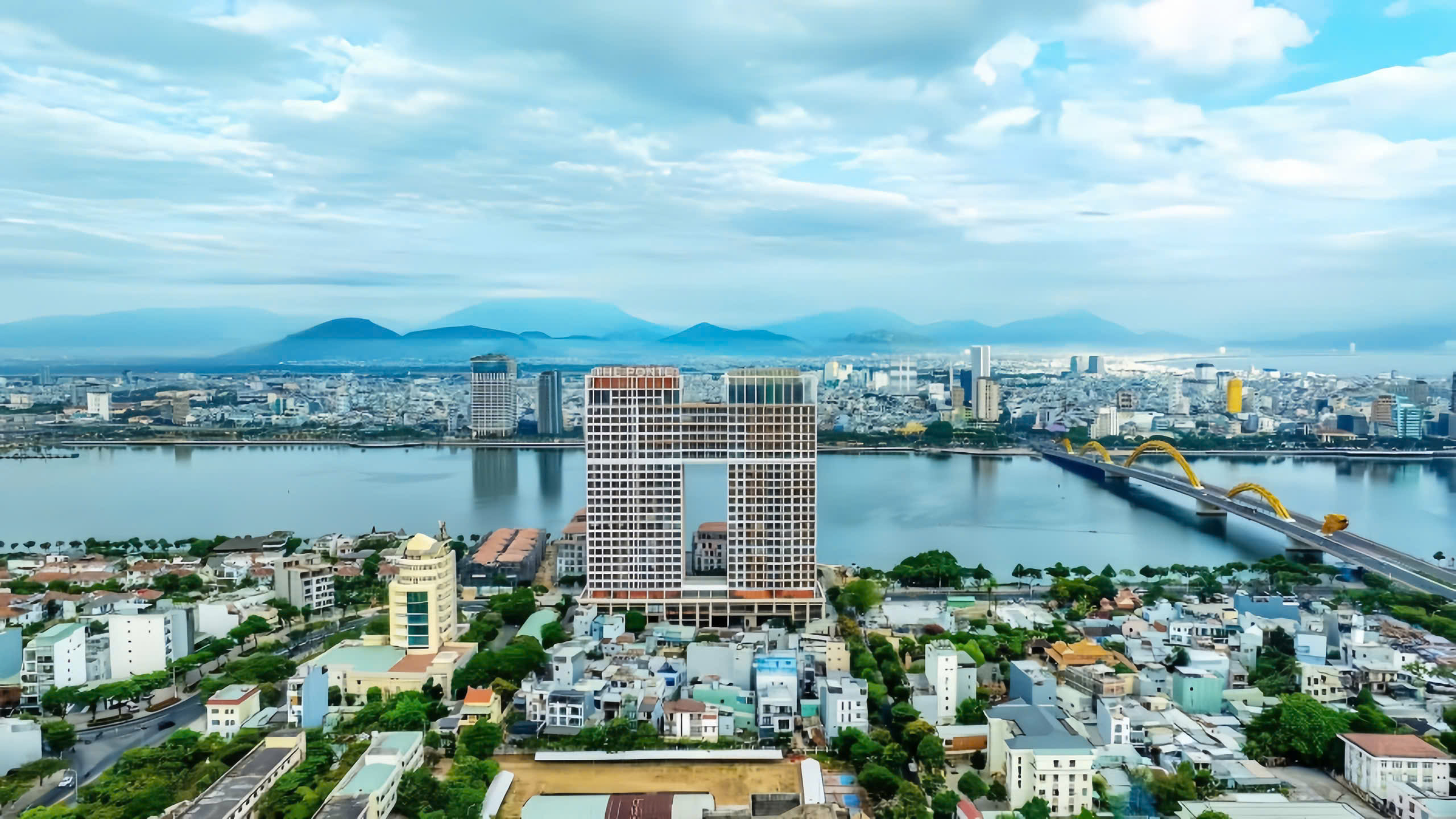 Tháp đôi The Ponte nổi bật bên bờ sông Hàn. Ảnh: Sun Property.