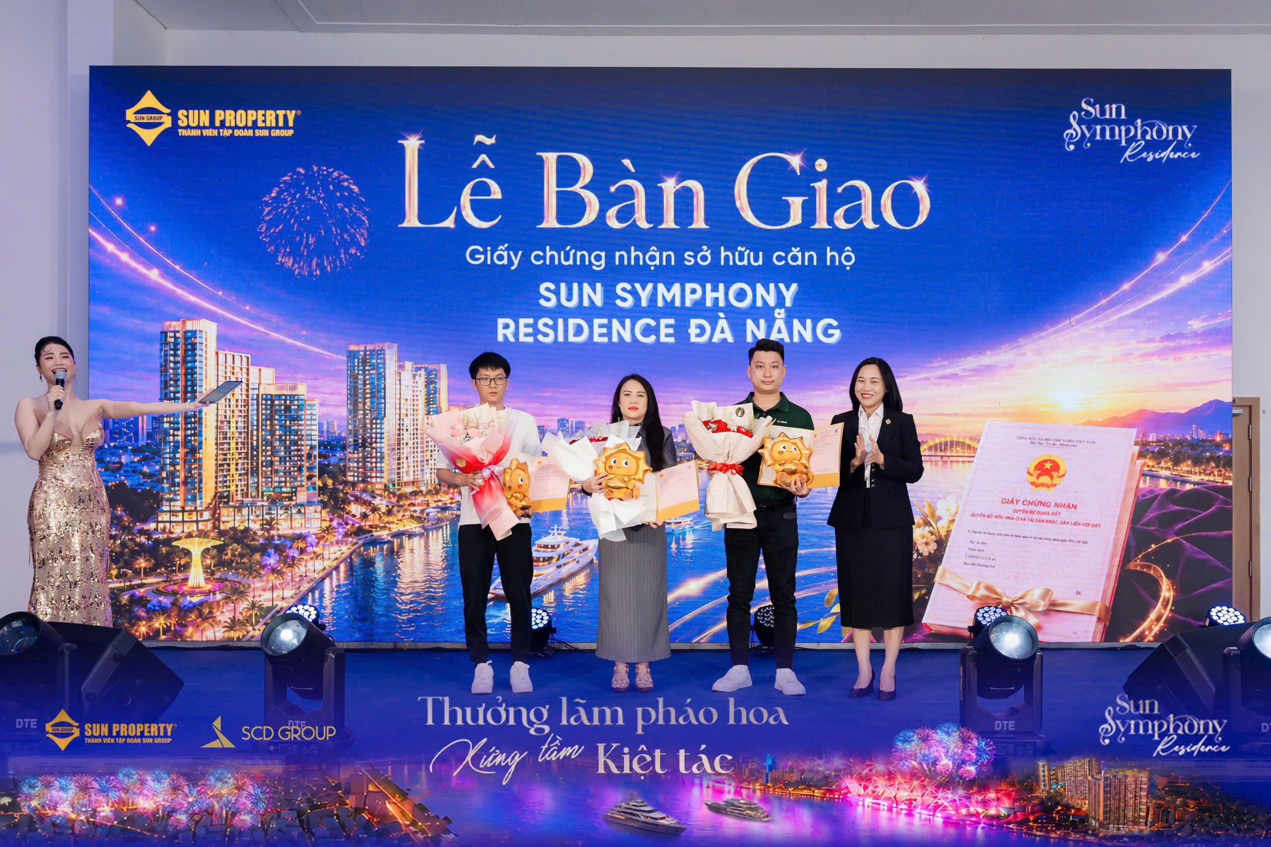 Lễ trao Giấy chứng nhận quyền sở hữu căn hộ cho cư dân tại Sun Symphony Residence.