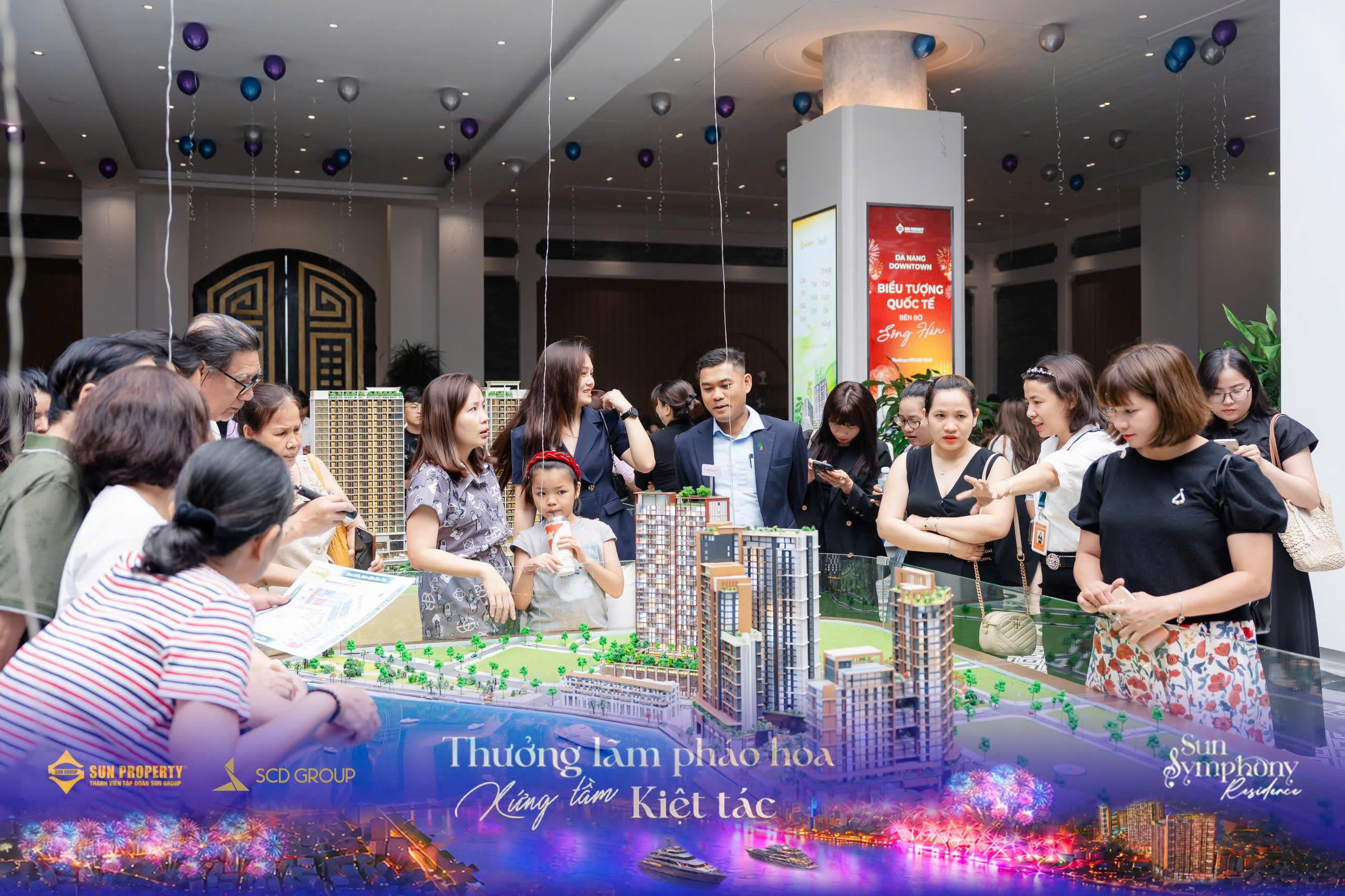 Đội ngũ chuyên viên tư vấn trực tiếp hỗ trợ khách hàng timg hiểu về dự án Sun Symphony 5.