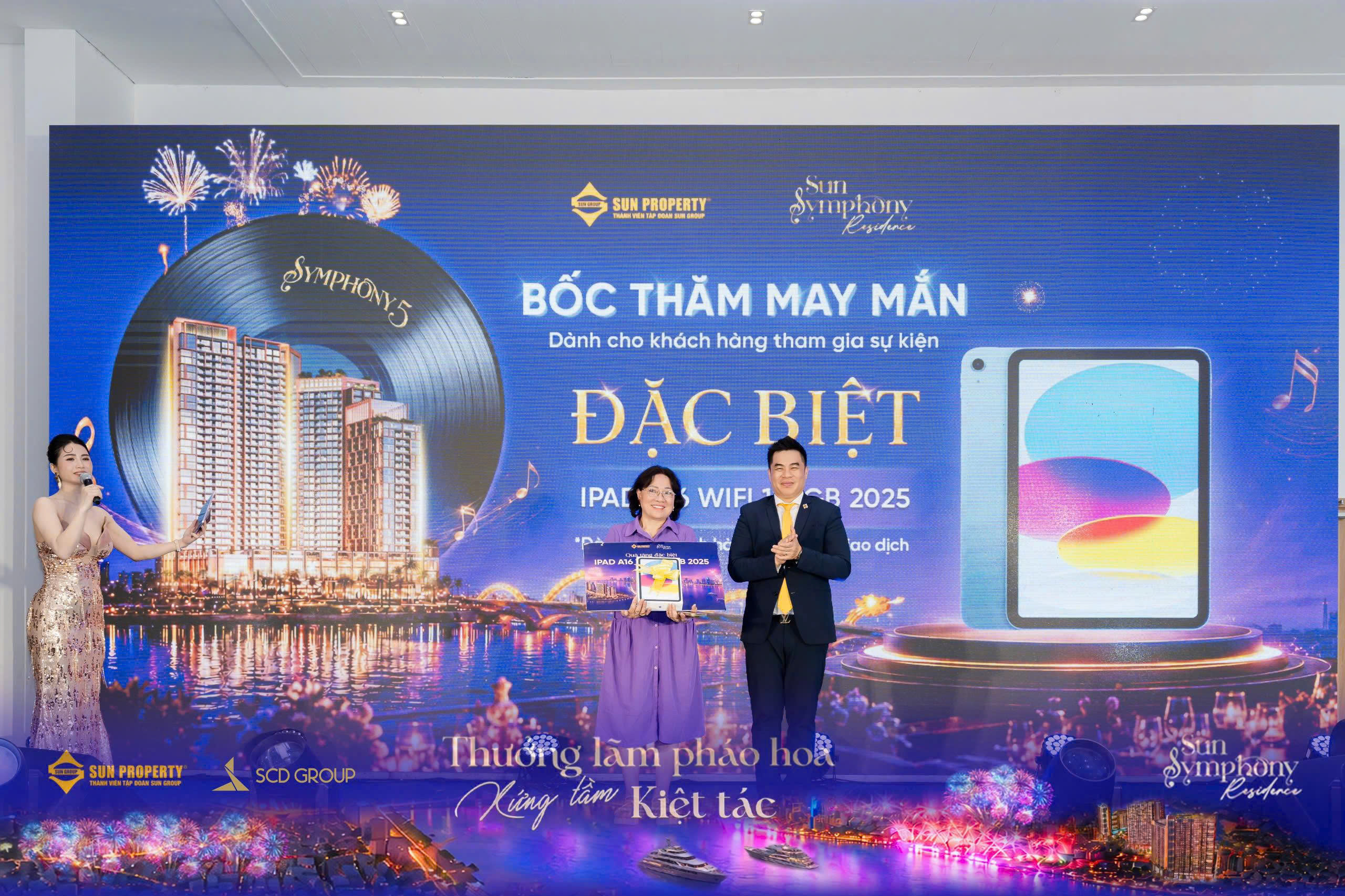 Hàng loạt quà tặng hấp dẫn đã được trao đến tay các khách hàng may mắn.