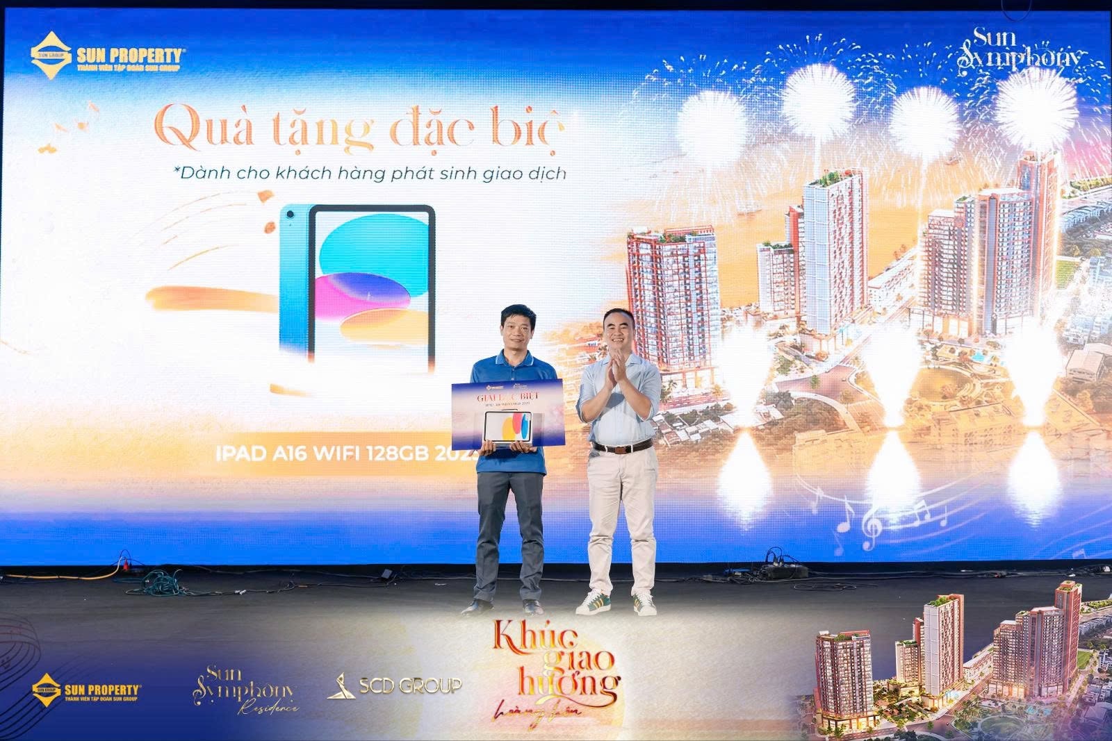 Các phần quà hấp dẫn được trao đến tay các khách hàng may mắn.