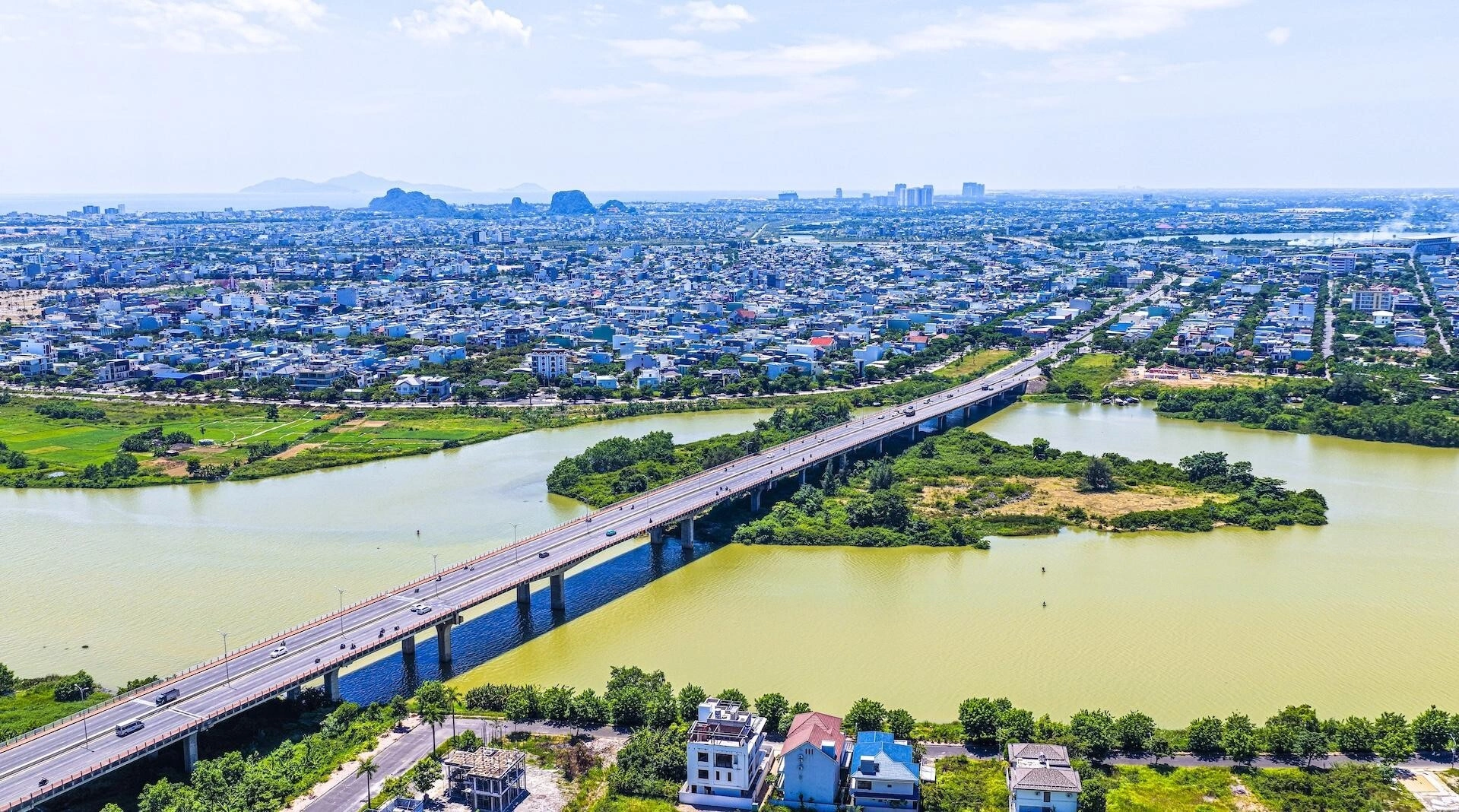 Diện mạo khu Nam trung tâm Đà Nẵng thay đổi nhờ nhiều dự án hạ tầng giao thông được đầu tư. Ảnh: Ánh Dương