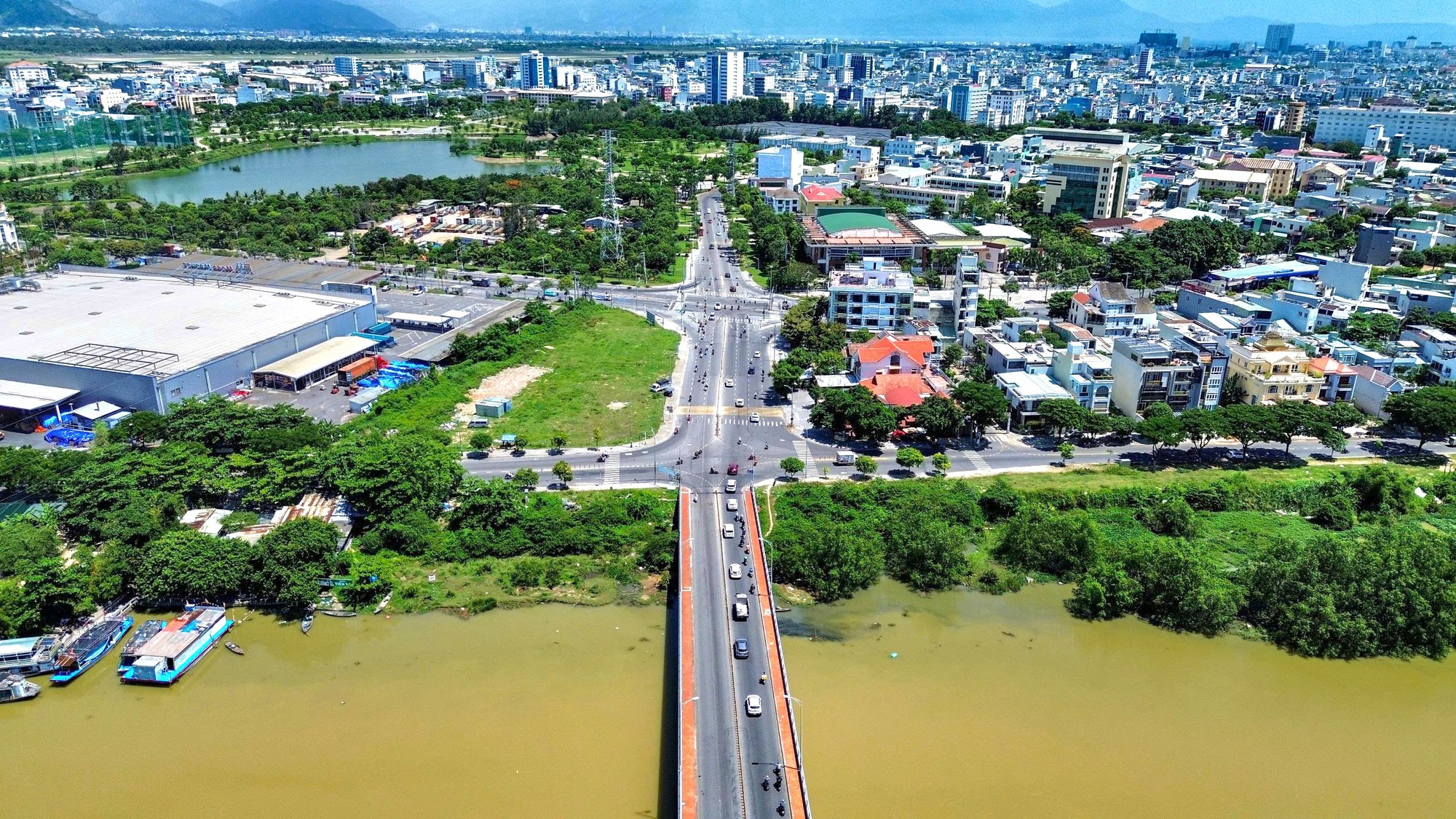 Cụm nút giao thông Lê Thanh Nghị - Cách Mạng Tháng Tám - Thăng Long - đường dẫn lên cầu Hòa Xuân.