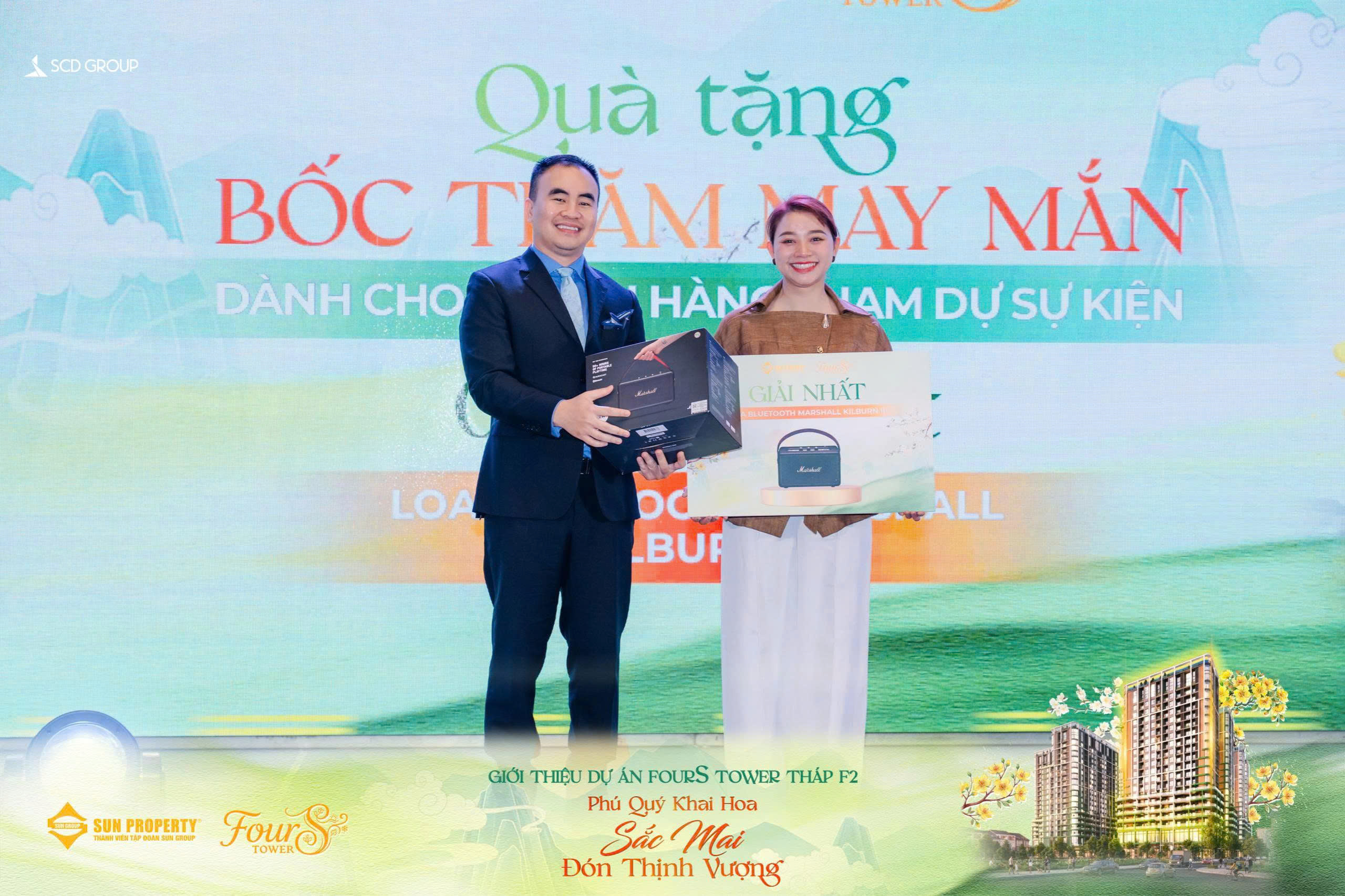 Chương trình bốc thăm may mắn với những phần quà giá trị đã được trao tặng đến tay khách hàng.