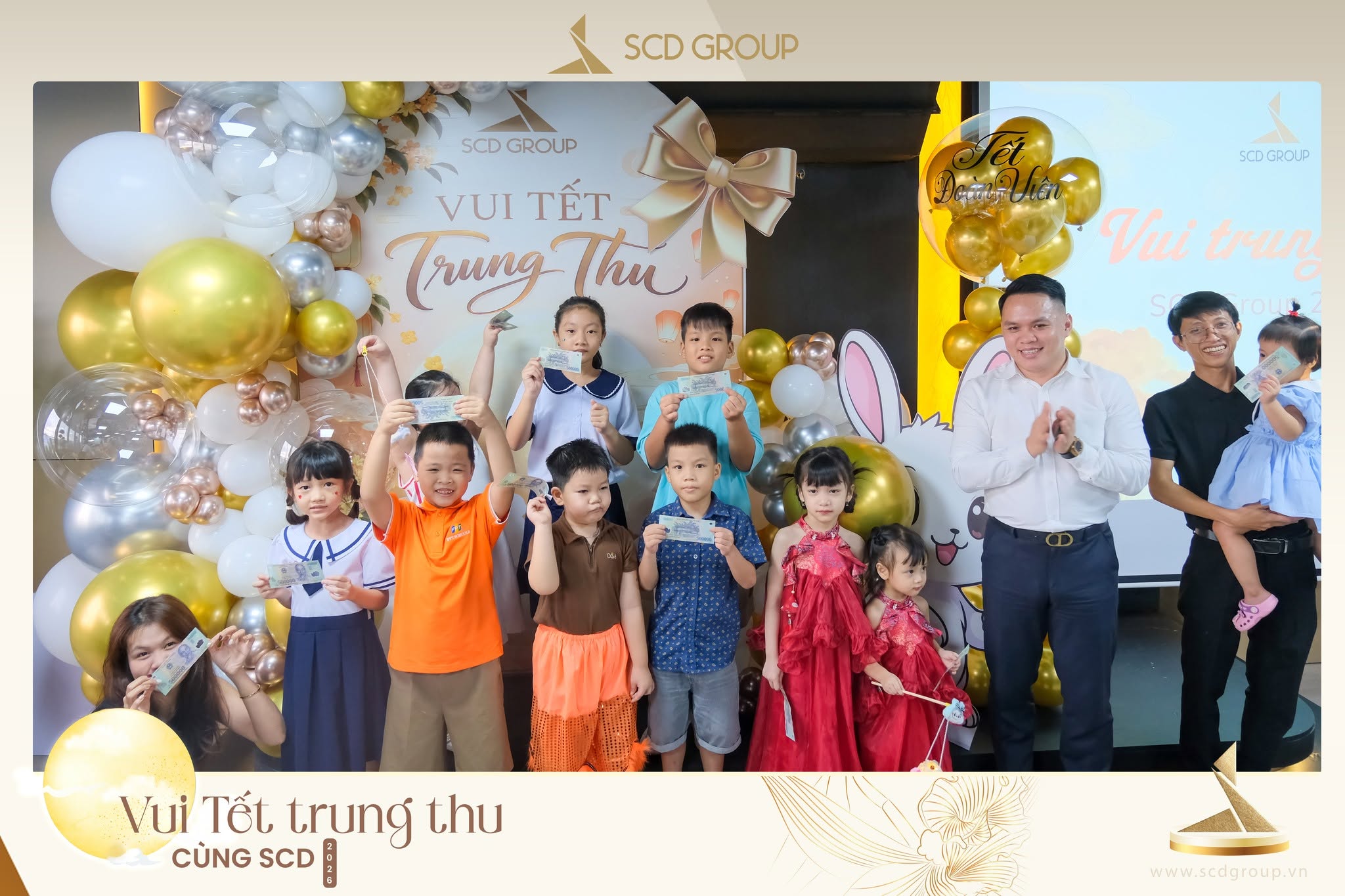 Những phần quà và bánh trung thu được trao đến tay gia đình các CBNV.