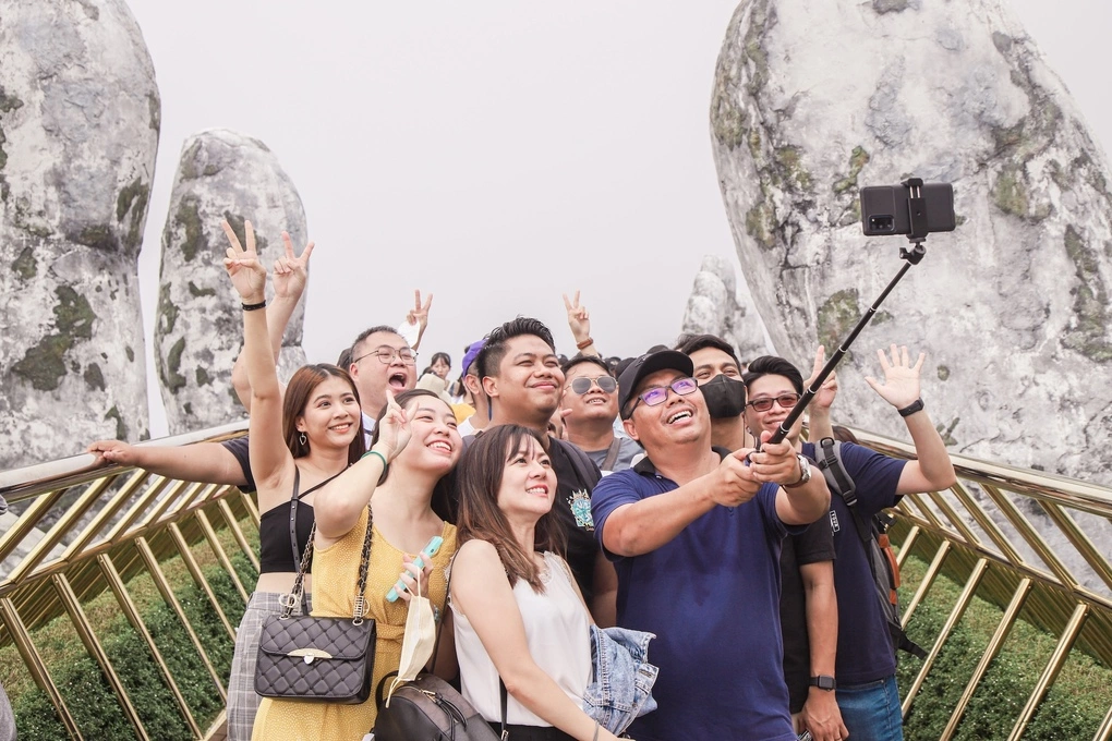 Khách du lịch tại cầu Vàng, Đà Nẵng. Ảnh: Ánh Dương