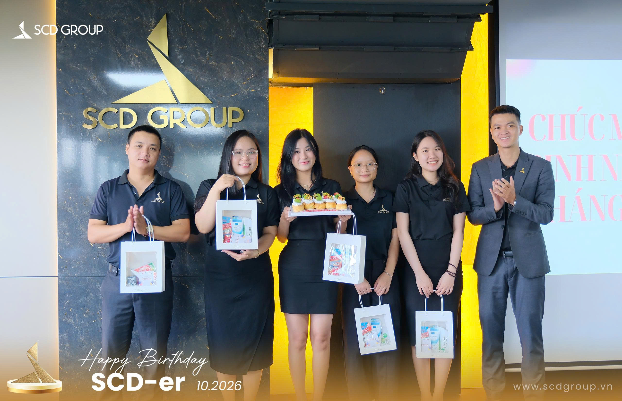 Tổ chức hoạt động chúc mừng sinh nhật, gửi trao những lời chúc tốt đẹp đến các cán bộ, nhân viên có ngày sinh trong tháng 10.